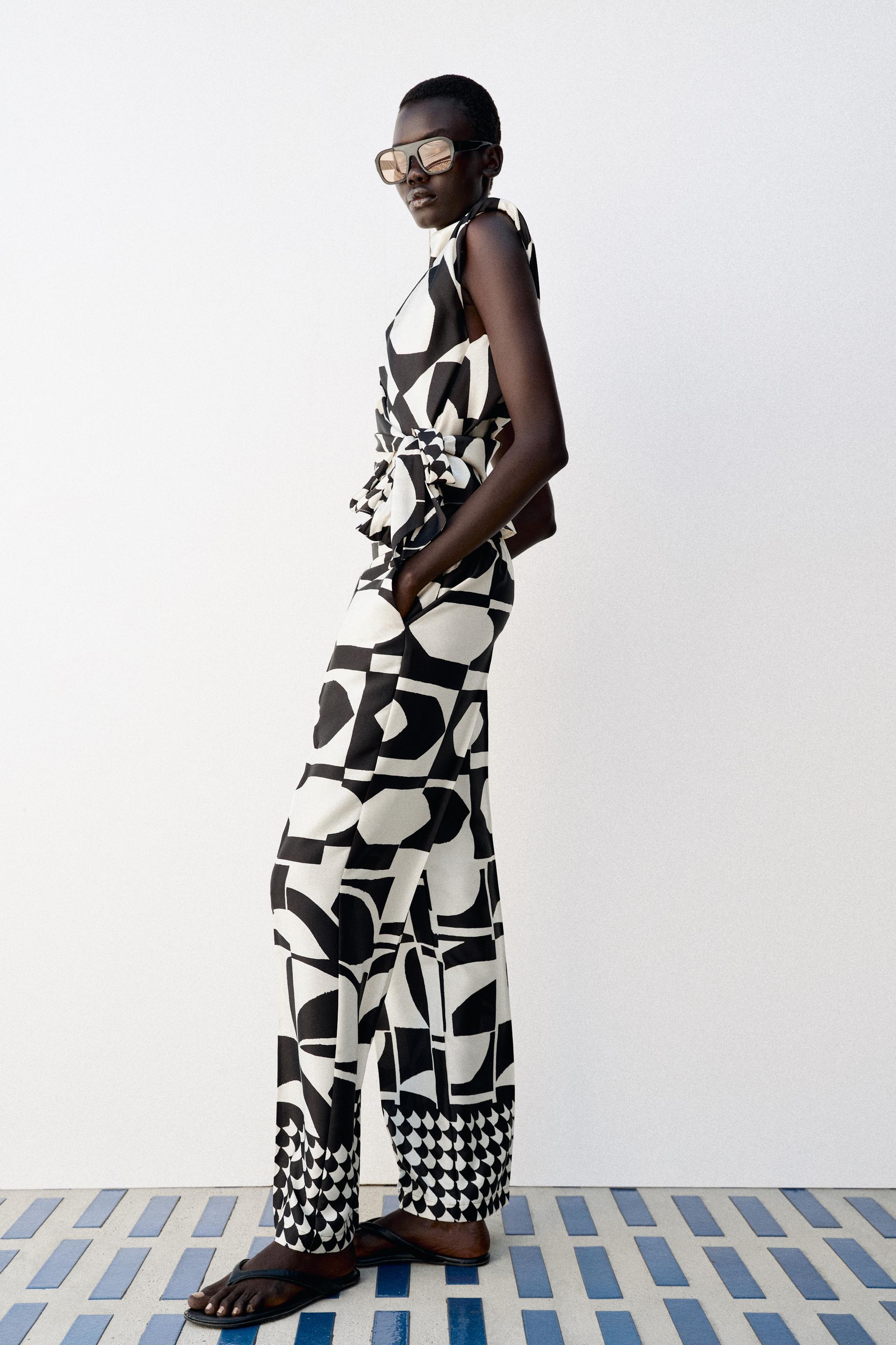 GEOMETRIC PRINT SHOULDER PAD TOP